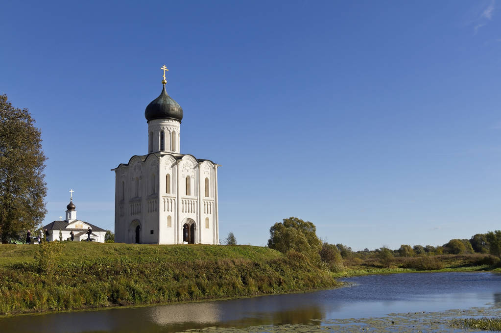 ネル川の聖なる聖母教会は正教会であり、中世ロシアの象徴である。 - 写真・画像