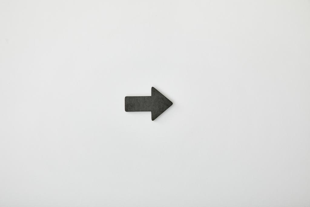 верхний вид черного горизонтального указателя на сером фоне
 - Фото, изображение