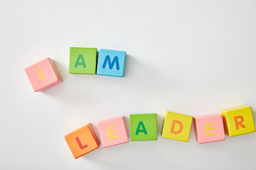 vista superior de i am leader lettering hecho de cubos multicolores sobre fondo blanco
 - Foto, Imagen