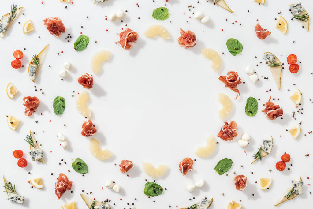 Flache Lage von schmackhaftem Prosciutto gesunde Bio-Zutaten und Gewürze auf weißem Hintergrund - Foto, Bild