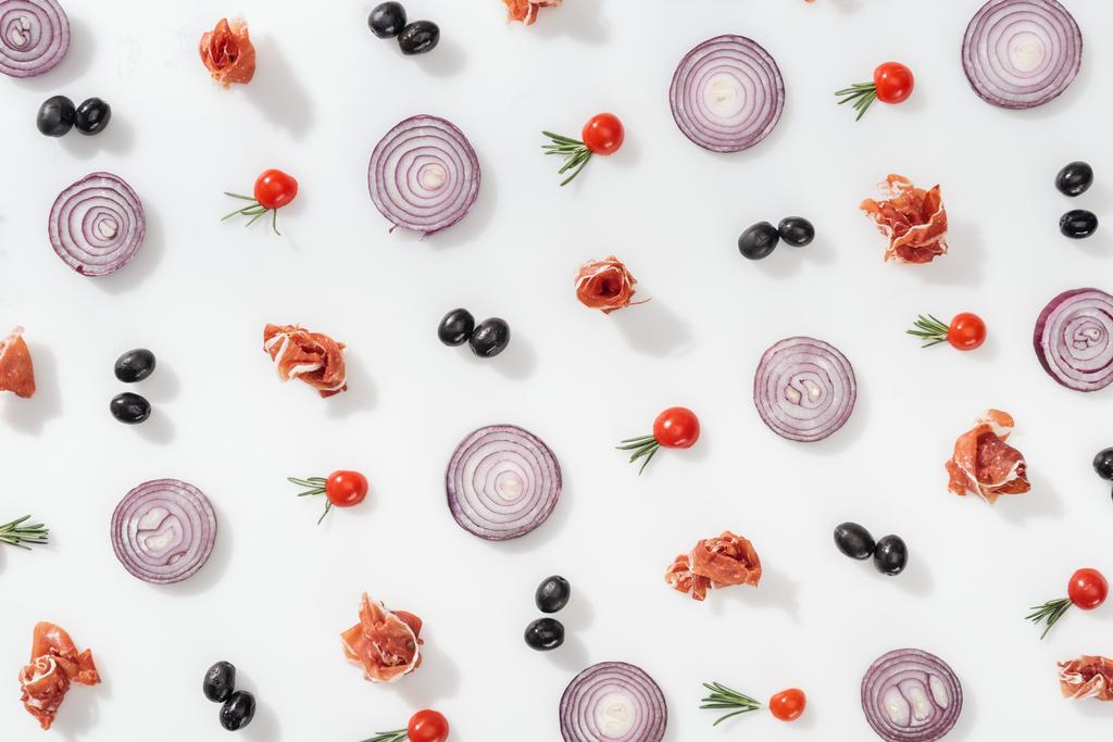 colocação plana de anéis de cebola vermelha perto de prosciutto saboroso, tomates cereja, galhos de alecrim e azeitonas pretas no fundo branco
 - Foto, Imagem