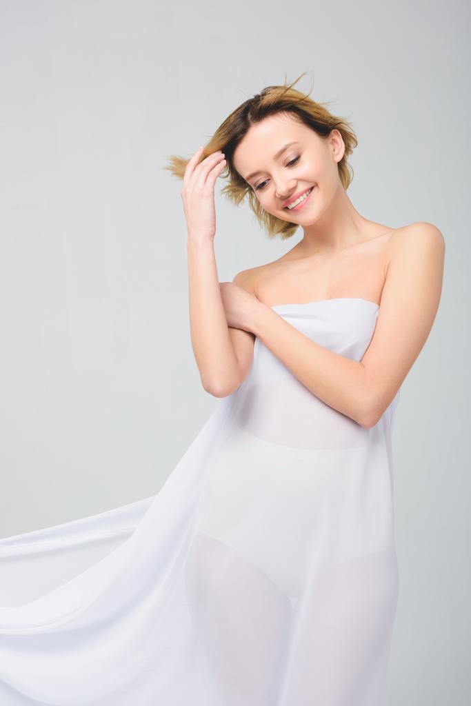 menina sorridente elegante posando em véu branco, isolado em cinza
 - Foto, Imagem