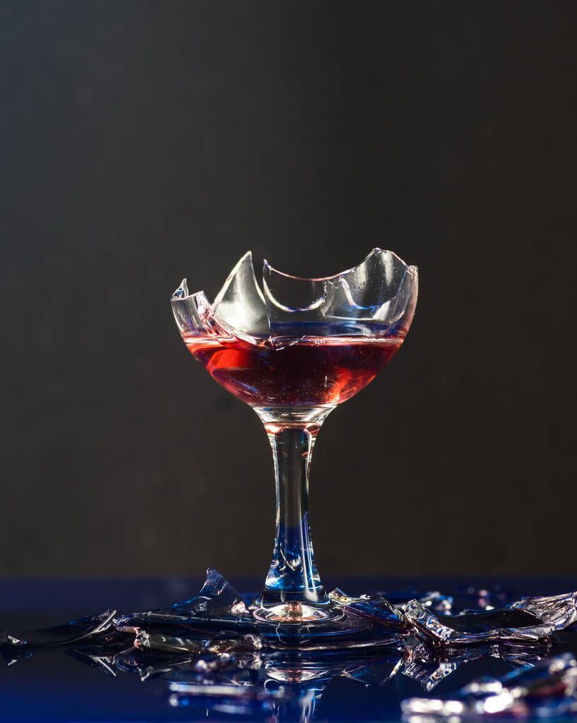Δύο μικρά ποτήρια του κρασιού κάθε άλλο κτυπιούνται όστρακα - Φωτογραφία, εικόνα