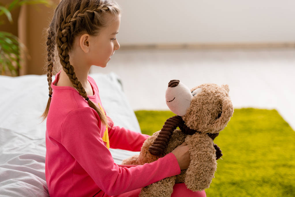 Çocuk örgü oyuncak ayı seyir ile yan görünüm - Fotoğraf, Görsel