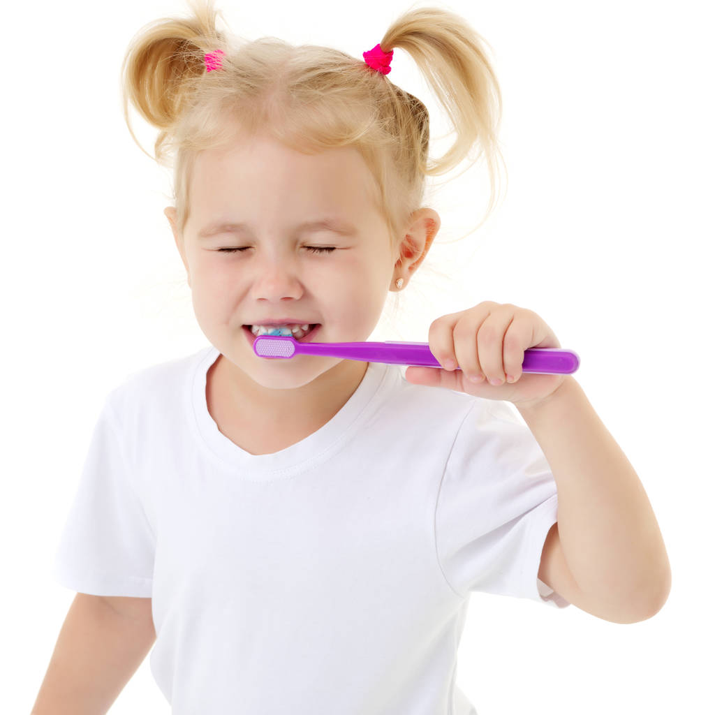 Une petite fille se brosse les dents. - Photo, image
