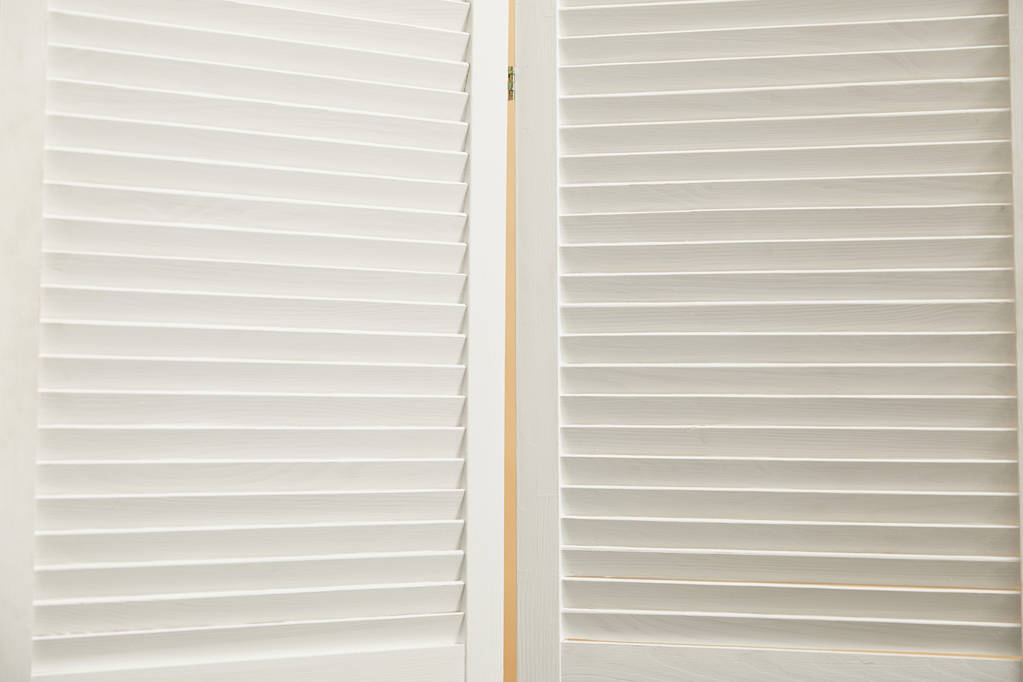 закрыть белый деревянный разделитель комнаты с копировальным пространством
  - Фото, изображение
