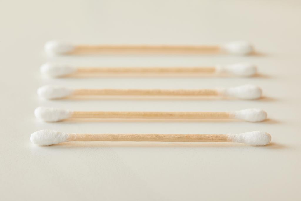 селективный фокус ушных палочек на белом мраморном фоне
 - Фото, изображение