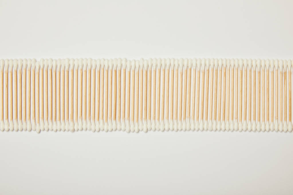 vista superior de bastones de algodón dispuestos horizontalmente sobre fondo blanco
 - Foto, Imagen