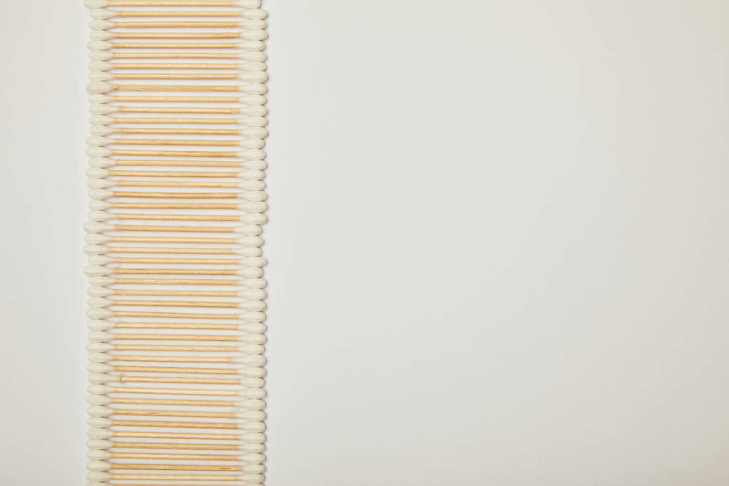 vue de dessus des bâtons d'oreille en coton disposés verticalement sur fond blanc
 - Photo, image