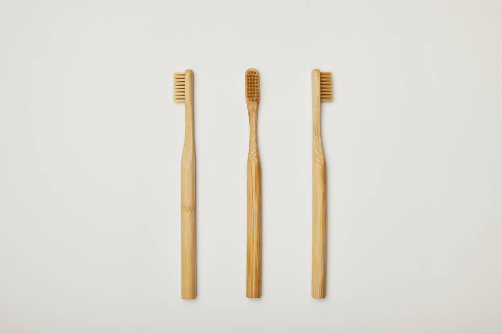 vista superior de cepillos de dientes de bambú sobre fondo blanco
 - Foto, imagen