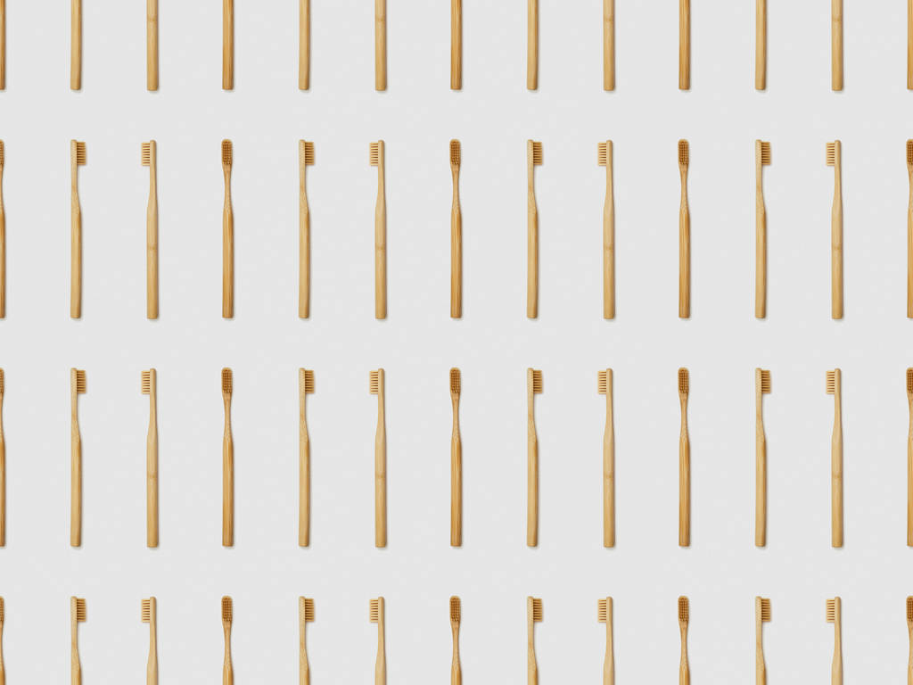 bambus szczoteczki do zębów na szarym tle, bezszwowe tło wzór - Zdjęcie, obraz