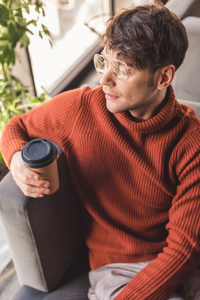 pohled člověka v brýlích drží pohárek v kavárně - Fotografie, Obrázek