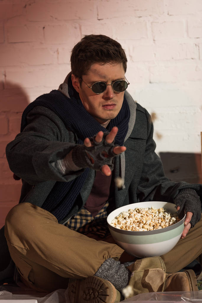 Rozzlobený bezdomovec házení popcorn z mísy na kameru - Fotografie, Obrázek