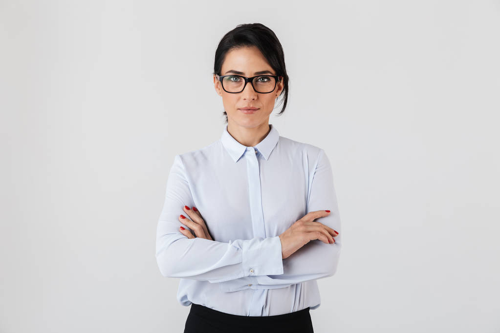Ładna kobieta interesu noszenie okularów, stojąc w biurze na białym tle nad białym tle Zdjęcie - Zdjęcie, obraz