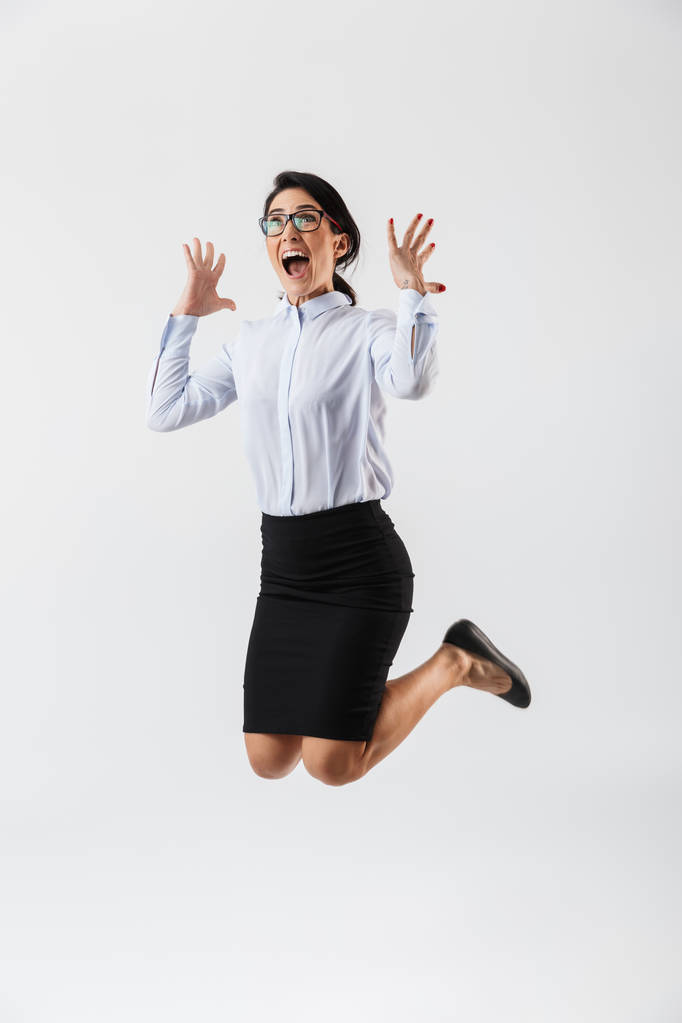 Полнометражный портрет красивой деловой женщины, прыгающей на белом фоне, празднующей успех
 - Фото, изображение