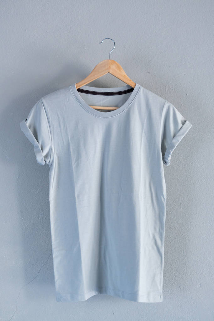 Ρετρό Δίπλωση μπλε βαμβάκι ρούχα T-shirt μακέτα πρότυπο για γκραντζ λευκό ξύλο ιδέα φόντο για λιανικό εμπόριο φόρεμα σκηνικό, κενό επίπεδη θέσει vintage γκρι ξύλινο απλό πλυντήριο διαφήμιση - Φωτογραφία, εικόνα