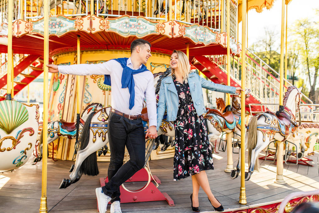 mladý šťastný pár pózuje na karuselu - Fotografie, Obrázek