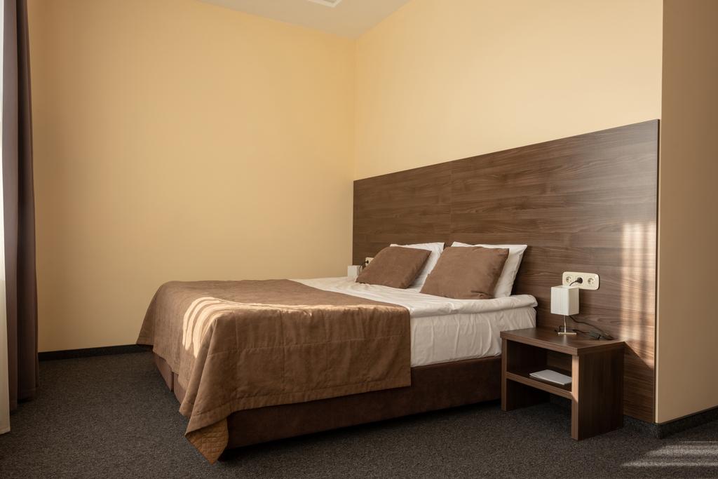 茶色の色のベッドとモダンなホテルの寝室のインテリア  - 写真・画像