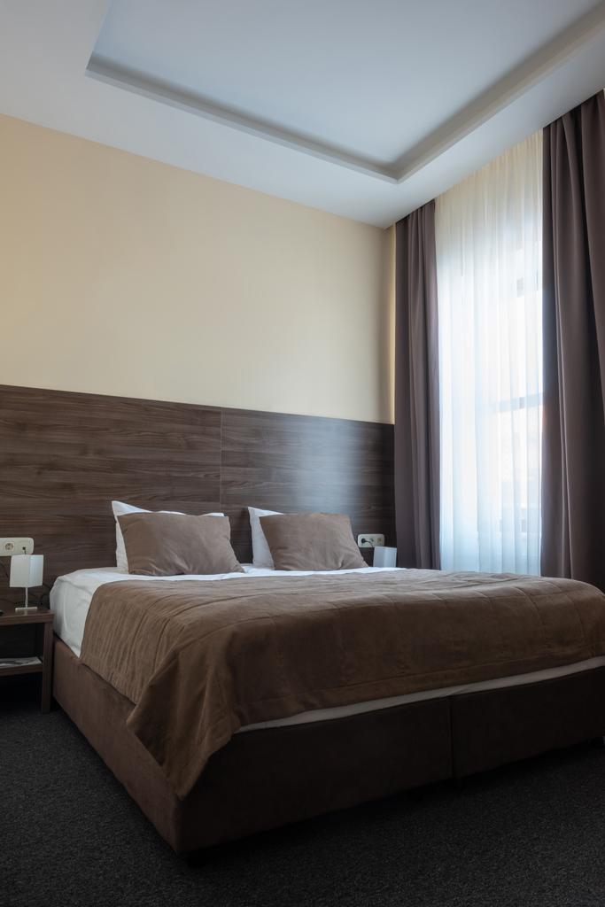 habitación de hotel interior con cama en color marrón
  - Foto, imagen