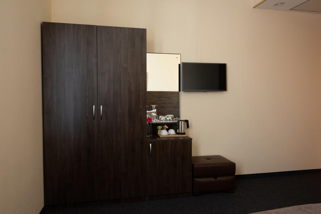 εσωτερικό δωμάτιο ξενοδοχείου με ντουλάπα και καθρέφτη - Φωτογραφία, εικόνα