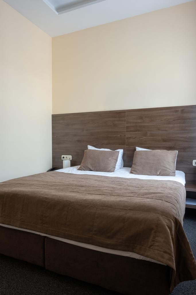 ホテルでダブルベッド モダンなブラウンの寝室のインテリア - 写真・画像