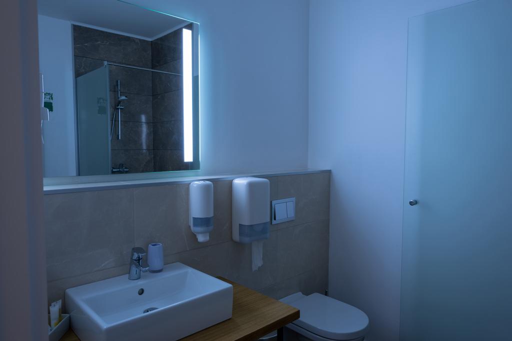 санузел с раковиной, туалетом и зеркалом
 - Фото, изображение