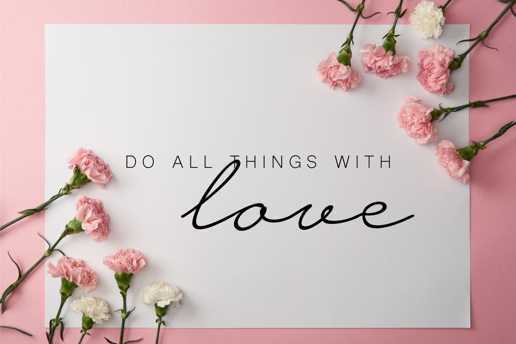 vista superior de flores de cravo rosa e branco e cartão com fazer todas as coisas com letras de amor no fundo rosa
 - Foto, Imagem