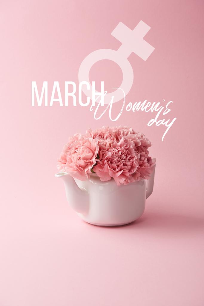 rózsaszín szegfű, fehér teáskannát a rózsaszín háttér, a női nap betűk - Fotó, kép