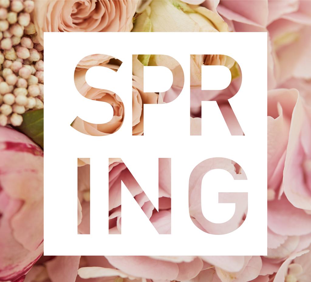 Close up van boeket beige rozen en spring belettering - Foto, afbeelding