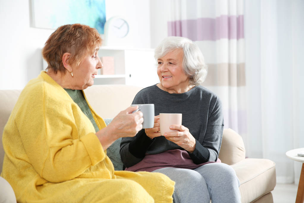 Ηλικιωμένες γυναίκες πίνουν τσάι μαζί στο σαλόνι - Φωτογραφία, εικόνα