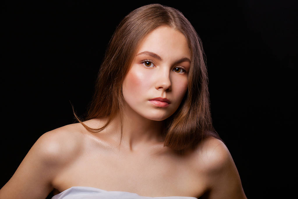 Close up Make-up Mode-Modell. Junge schöne brünette Mädchen, auf Studio schwarzen Wandhintergrund - Foto, Bild