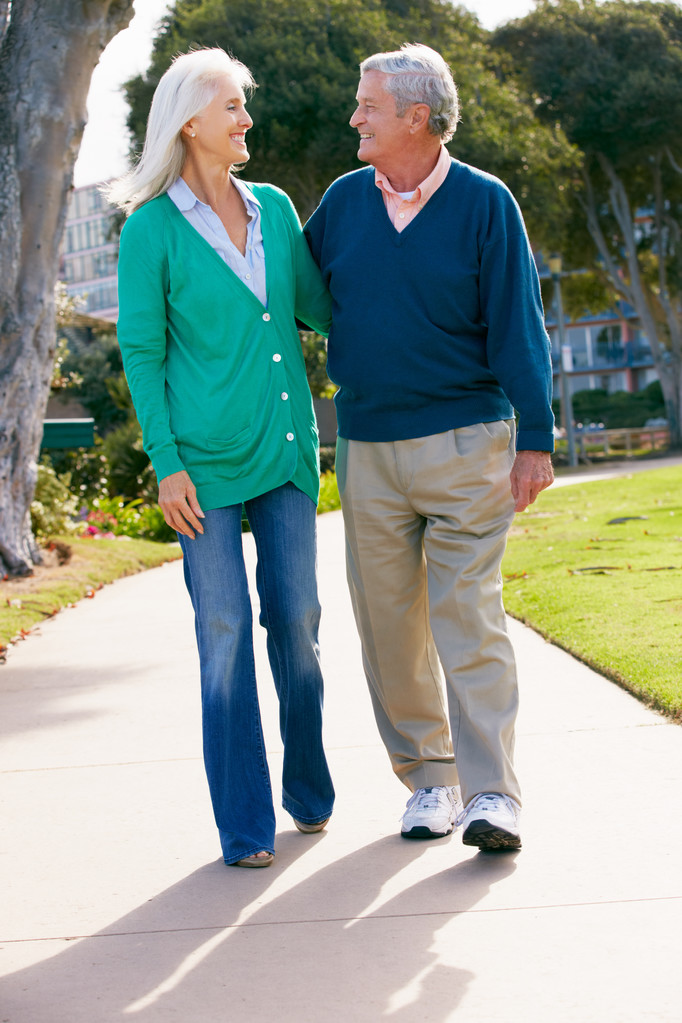 Seniorenpaar spaziert gemeinsam in Park - Foto, Bild