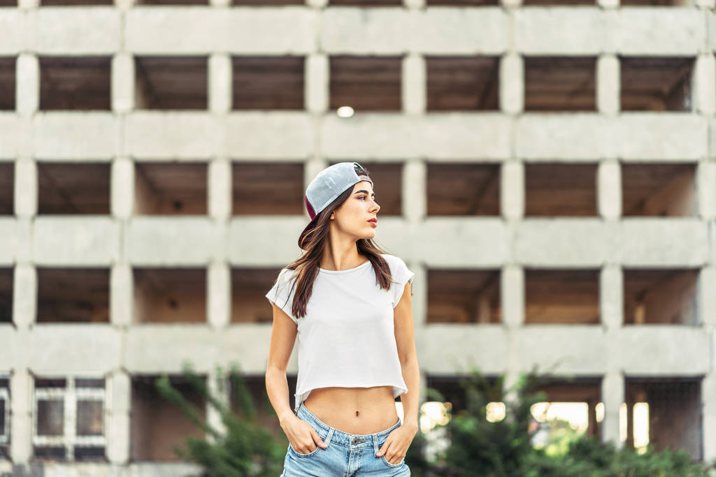 Bella ragazza bruna sportiva all'aperto con vecchio edificio dietro
 - Foto, immagini
