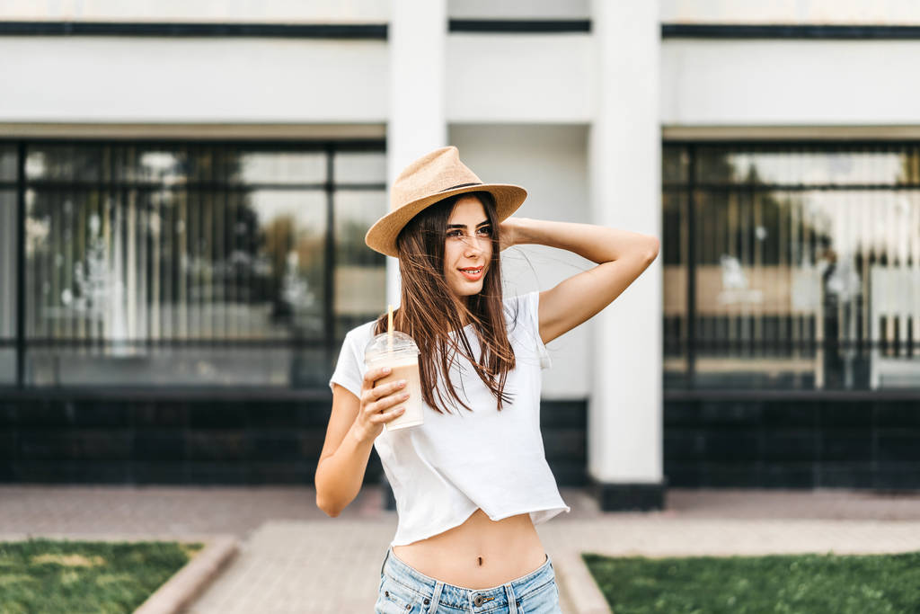 Morena menina turista bonita ao ar livre com xícara de café frio
 - Foto, Imagem