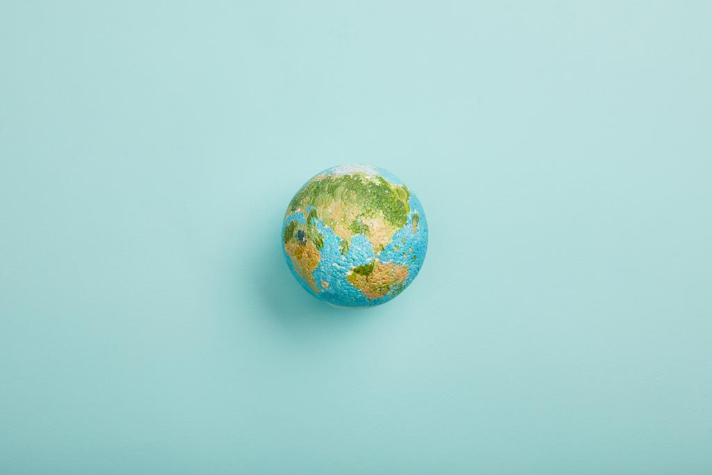 вид зверху на модель планети на бірюзовому фоні, концепція Дня Землі
 - Фото, зображення