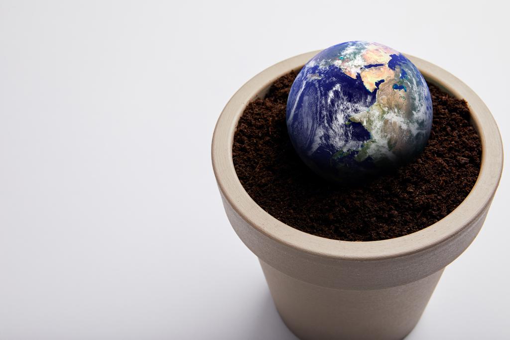 Planetenmodell platziert auf Blumentopf mit Erde, Earth Day Konzept - Foto, Bild