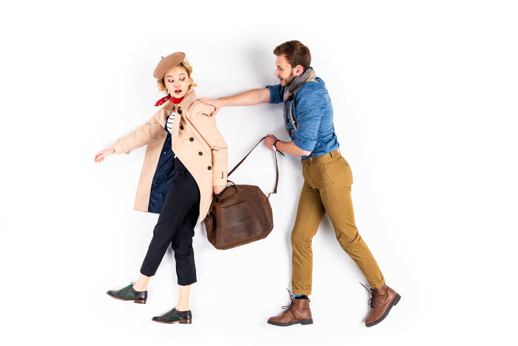 Elegante coppia che tiene grande borsa marrone su sfondo bianco
 - Foto, immagini