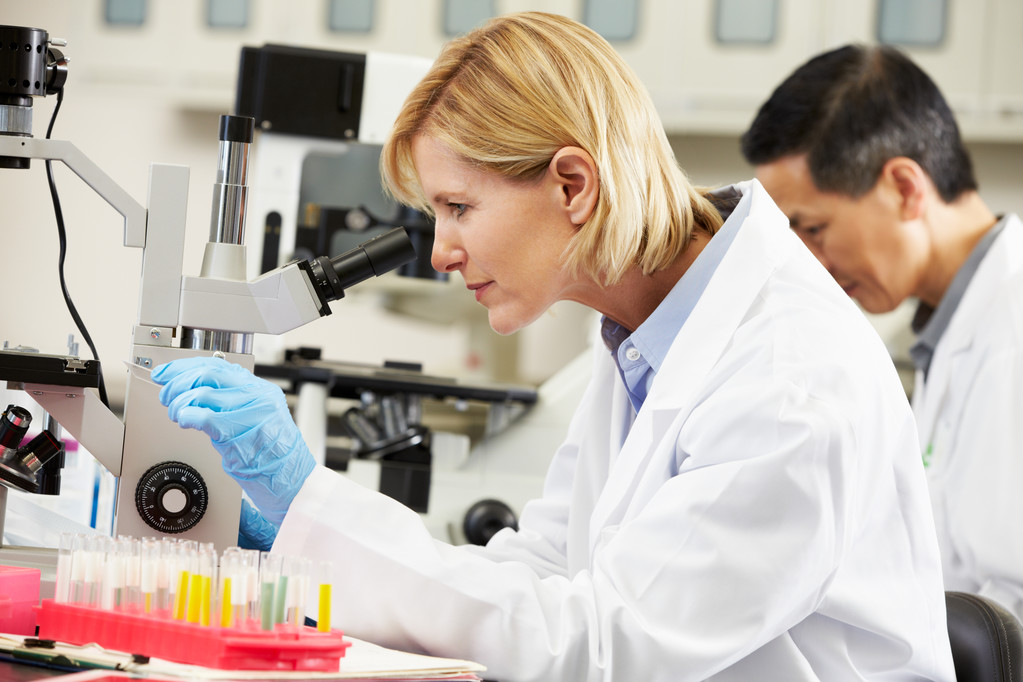 Miesten ja naisten tutkijat käyttävät mikroskooppeja laboratoriossa - Valokuva, kuva