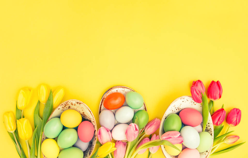 Decoración de huevos de Pascua y coloridas flores de tulipán. Estilo vintage tonificado imagen
 - Foto, Imagen
