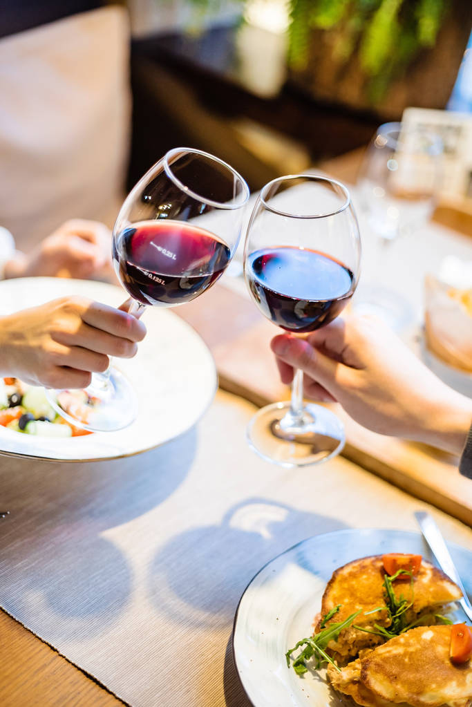 Чоловік і жінка п'ють червоне вино в ресторані
 - Фото, зображення