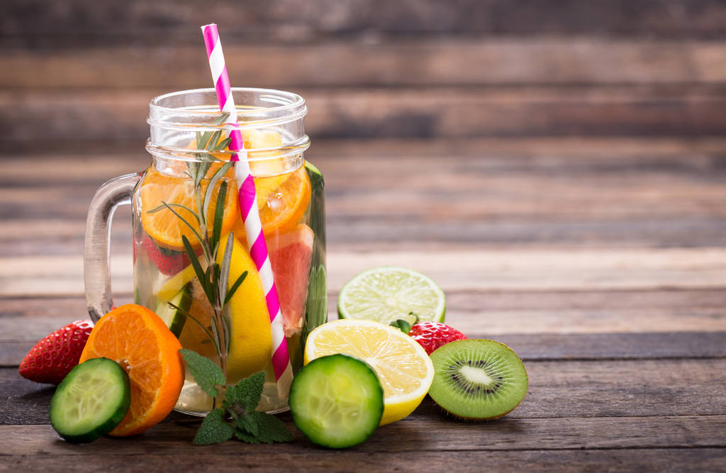 bevanda sana con frutta e verdura fresca su un tavolo di legno
 - Foto, immagini