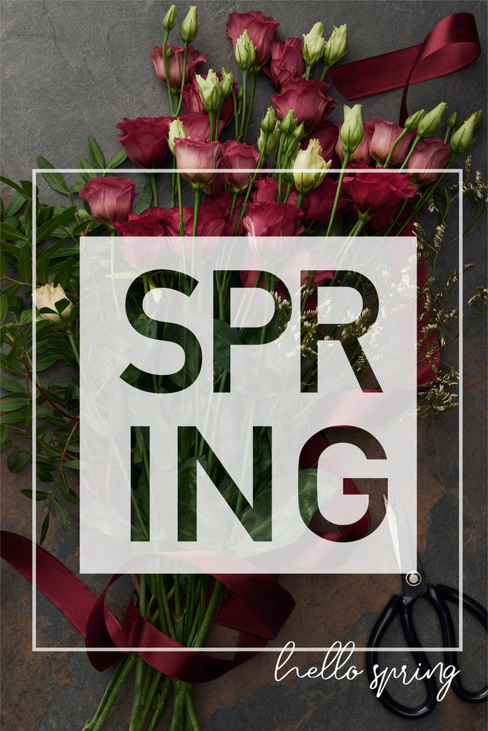 bovenaanzicht van boeket met paarse eustoma bloemen en Bourgondische lint op gestructureerde achtergrond met illustratie van de lente - Foto, afbeelding