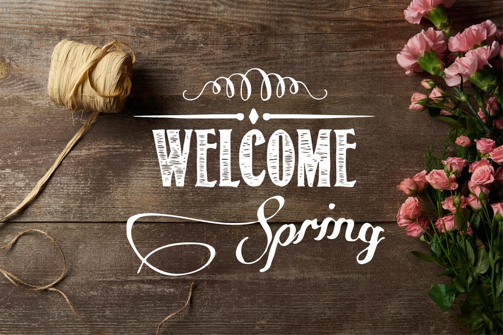 pohled shora pásu, eustoma a karafiát květin na dřevěný povrch s vítáním jara ilustrace - Fotografie, Obrázek