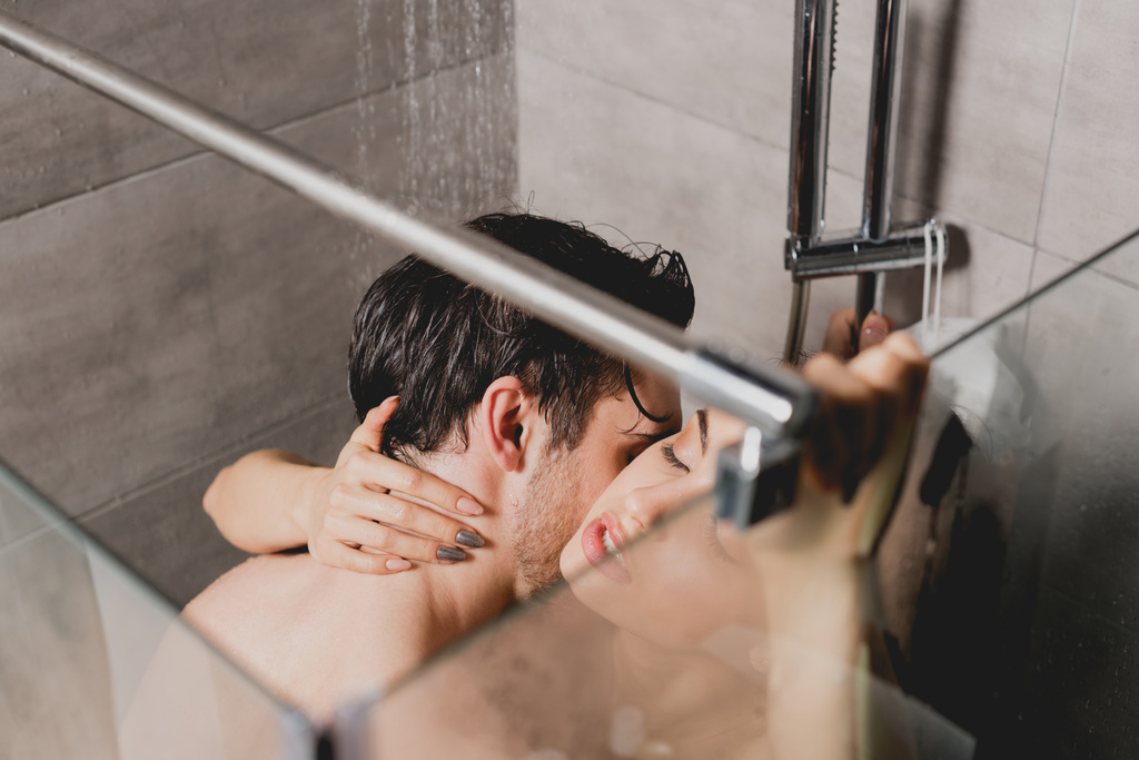 homme nu et belle femme étreignant et embrassant dans la cabine de douche
  - Photo, image