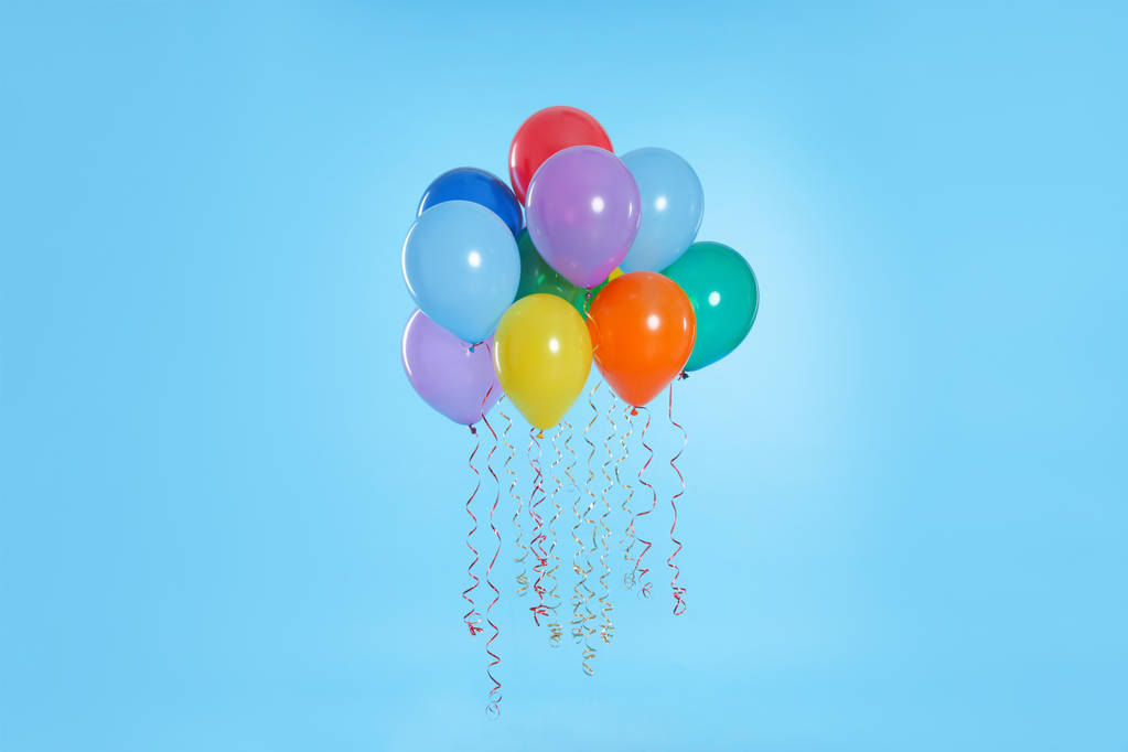 Muitos balões brilhantes flutuando no fundo da cor
 - Foto, Imagem