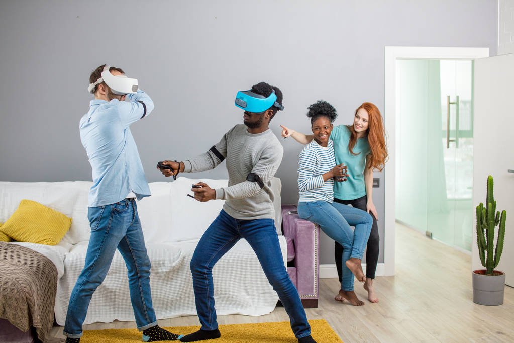 Internationale Studenten genießen zusammen mit Virtual-Reality-Brillen - Foto, Bild
