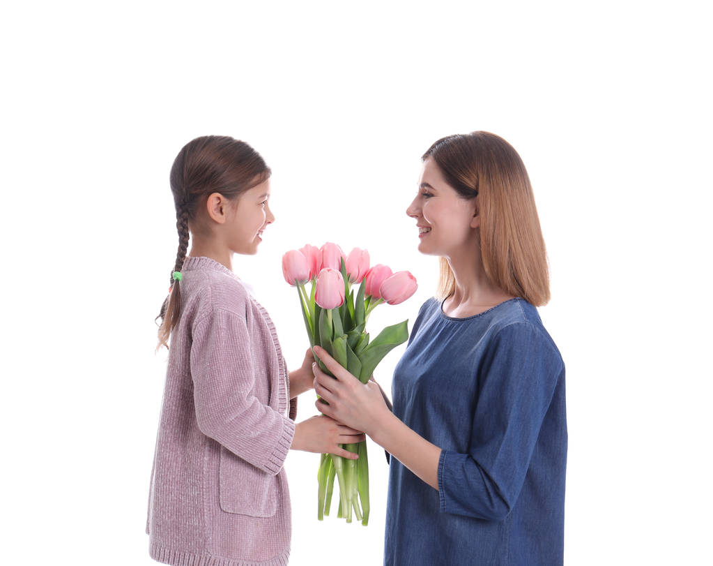 Boldog anya és lánya, a virágok fehér háttér. Nemzetközi nőnap - Fotó, kép