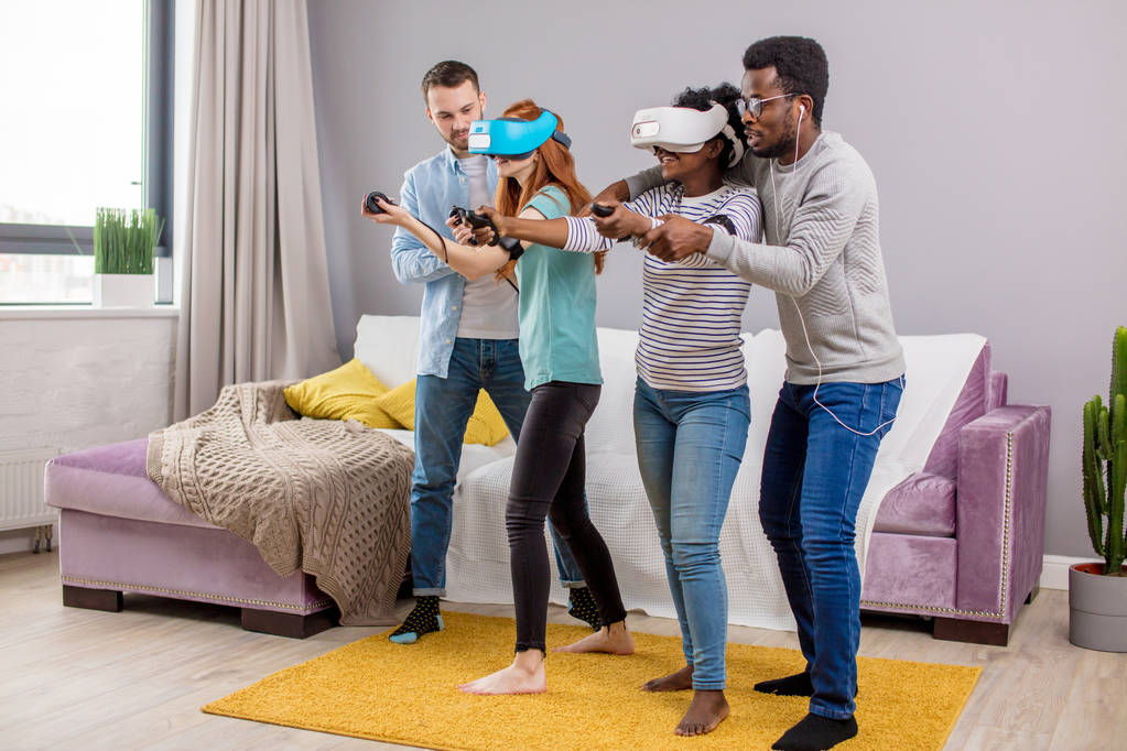 Wielokulturowym Grupa przyjaciół, grając w gry przy użyciu okulary wirtualnej rzeczywistości. - Zdjęcie, obraz