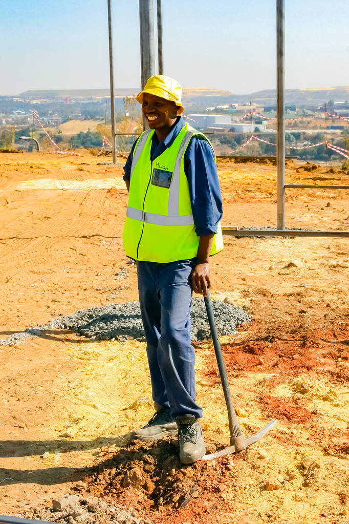 Йоханнесбург, ЮАР - 9 июня 2010 г.: Строитель на строительной площадке
 - Фото, изображение