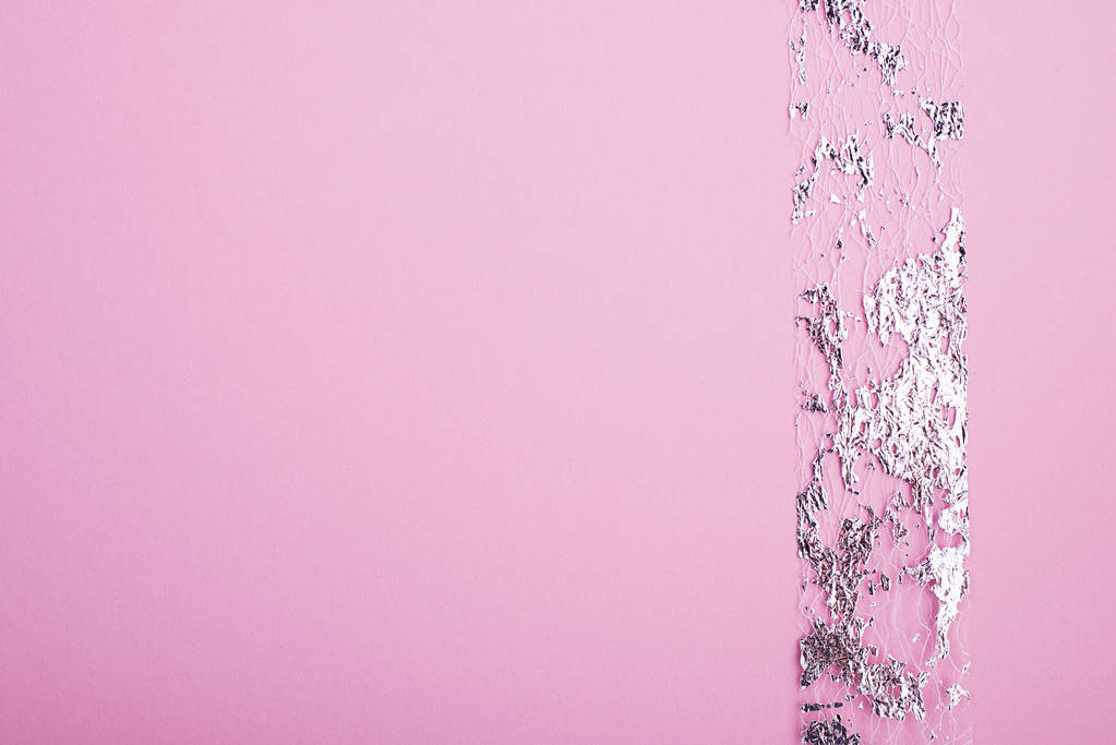 Праздничный розовый фон с серебряной лентой в подарок. Концепция вашего проекта. Горизонтально. Копирование пространства
, - Фото, изображение